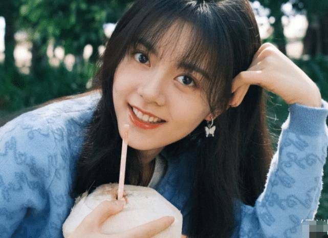 赵今麦又接新代言,露额头再现"小圆脸",这发际线不是p上去的?