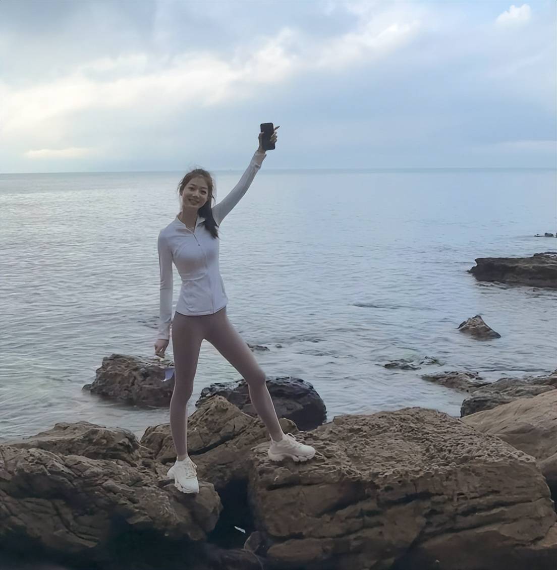 冯琳:正月十三打卡深圳桔钓沙,戴着变色墨镜穿瑜伽裤拍写真大片_卫视