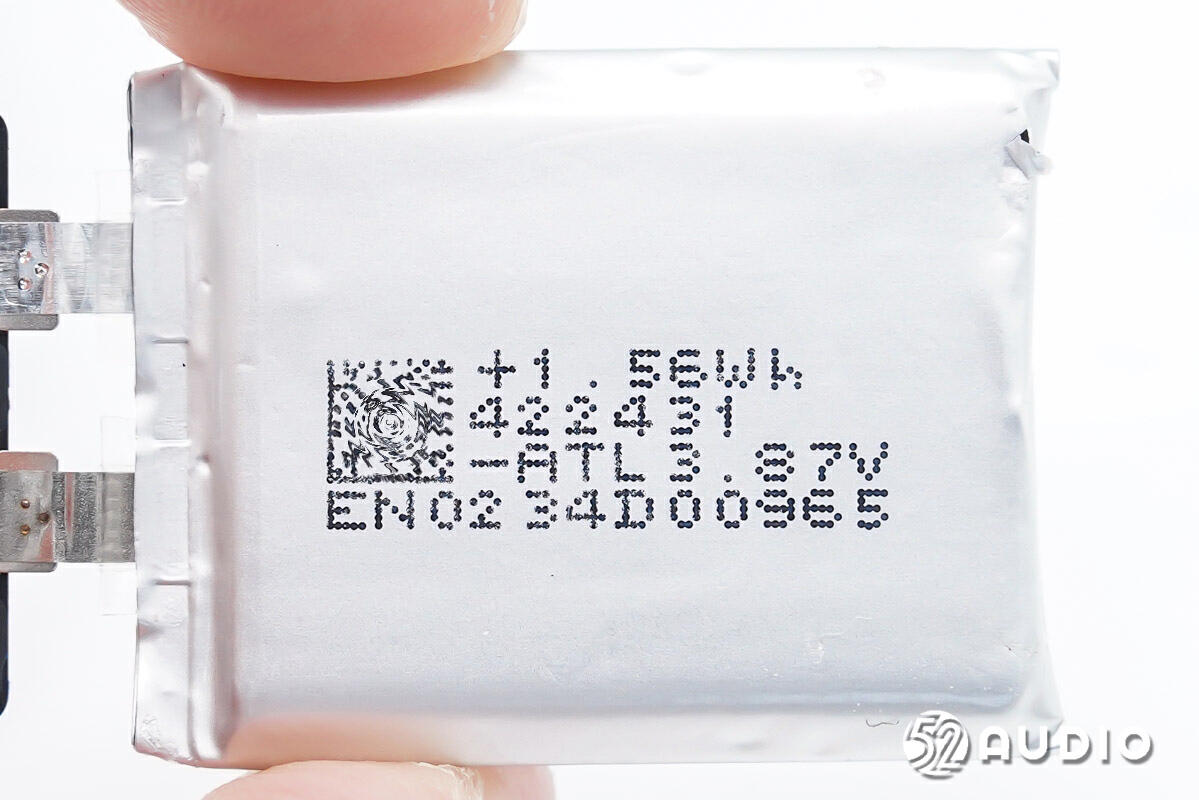 手表内置可充电锂离子电池组,内部电芯型号:422431,容量:1.