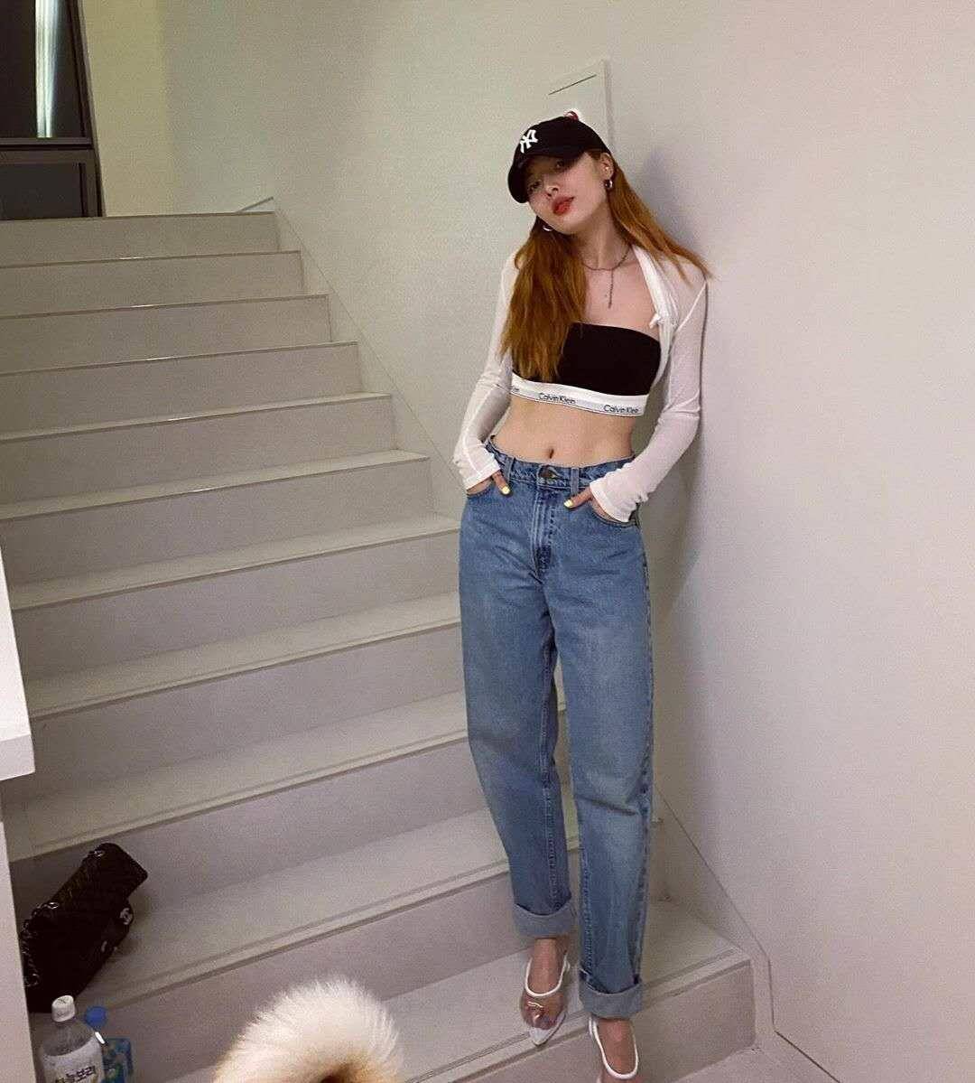 金泫雅深夜晒照不忘摆pose,嘴唇惨白吓到粉丝,难道是生病了?