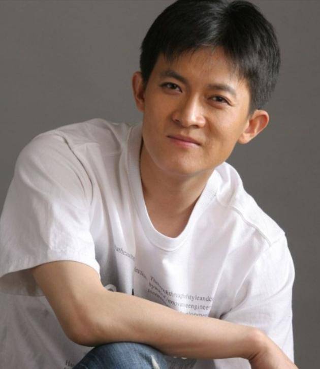 演员杨志刚:娶小师妹张静,钱交妻子管,如今他过得怎么样?