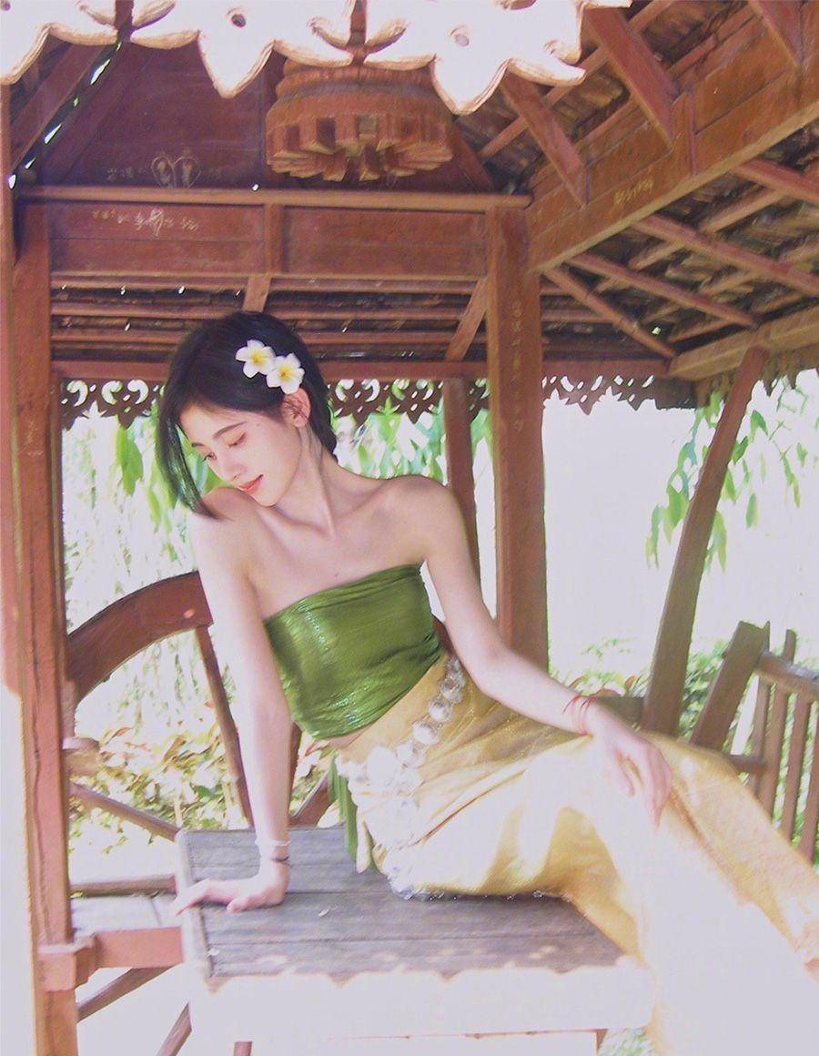 尽管鞠婧祎的妆容一直都存在争议,但不可否认的是,她的照片的确足够