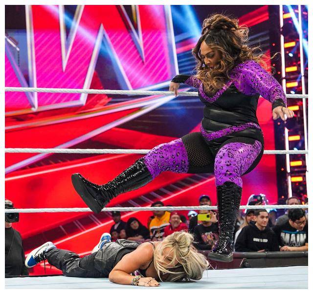 wwe raw在这一期带来了激动人心的表演和意外情节,预示着摔角狂热大赛