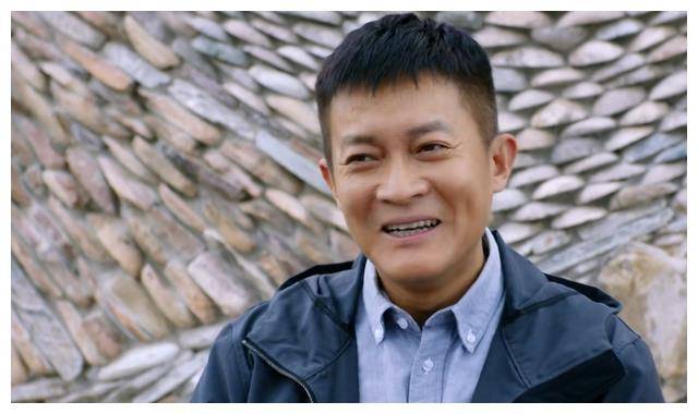杨志刚热情地为学妹介绍学校的好吃的和好玩的,学妹告诉他自己叫张静.