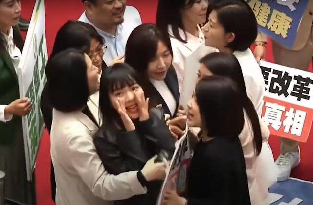 才说"不做政治综艺秀"黄捷就打脸自己,台网友抓包她