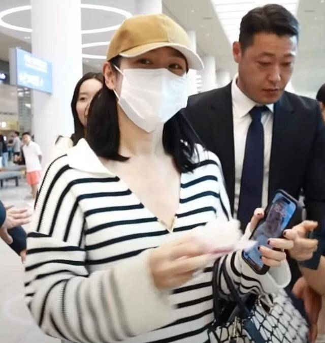 玄彬夫妇最新约会画面曝光,孙艺珍眼里只有丈夫,爱意满泻太甜了_生活