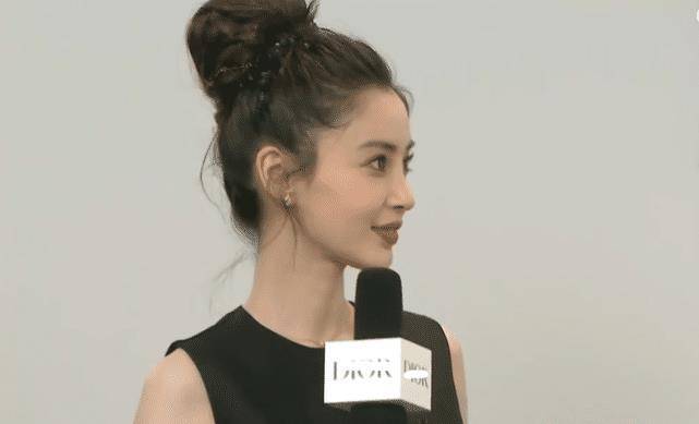 杨颖亮相活动,头小,脸小比例优越,笑起来依然是"饺子下巴"_工作_方面