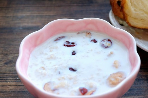 煮一碗好吃又营养的粥,润肠排毒特给力,做法超简单_坚果_燕麦_牛奶