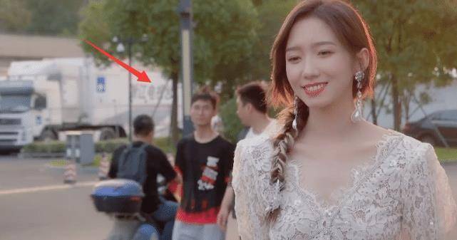 孟美岐马路边拍大片,无视路人经过继续摆拍,男友视角"求牵手"太甜了