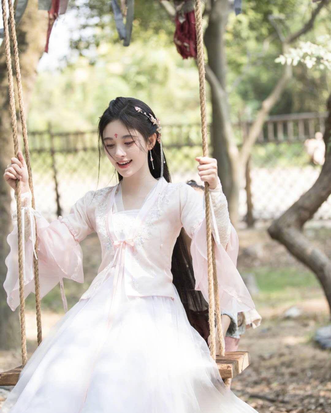 鞠婧祎因为身高的限制,所以拍摄的基本上都是古装剧,现代剧对于身高的