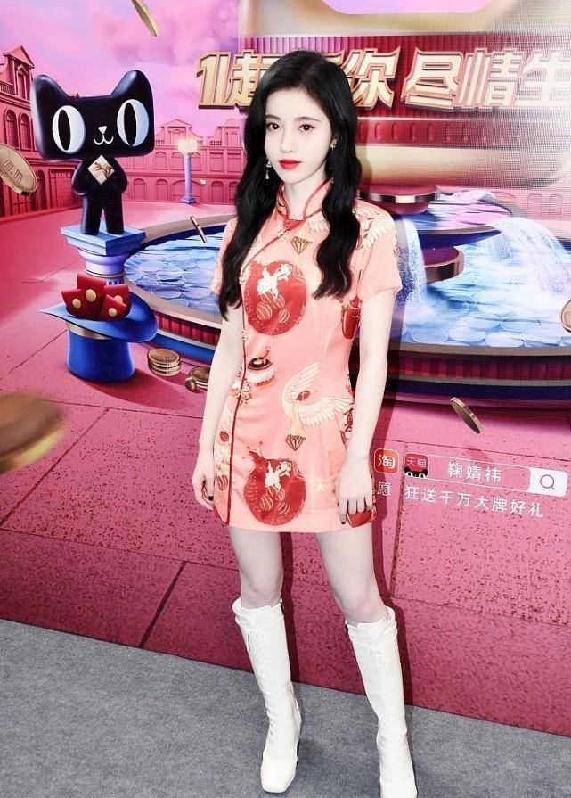 鞠婧祎的衣品没得说,连体短裤外面罩一层黑色短裙,让人很意外_女性