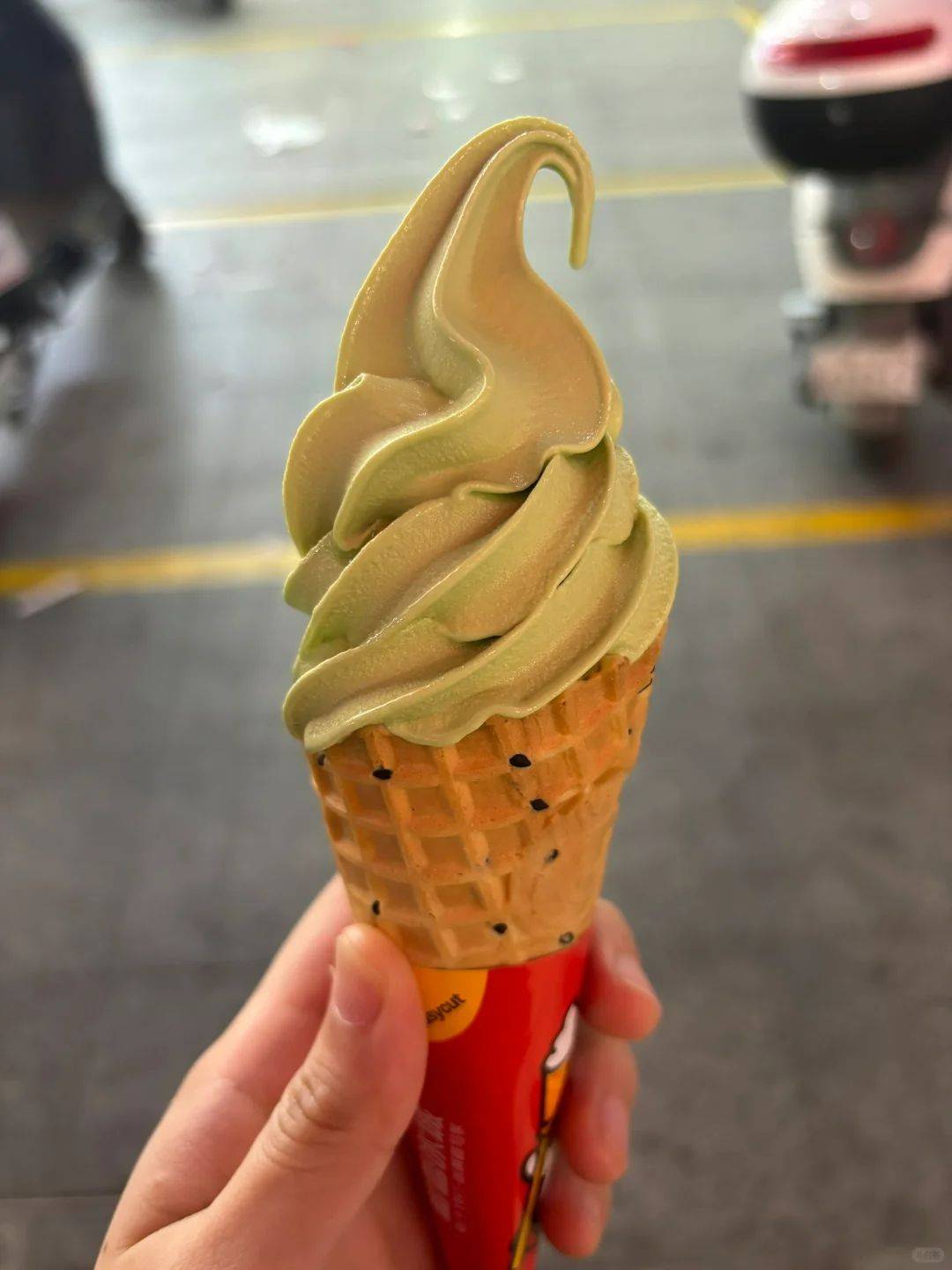 蜜雪冰城是冰淇淋爱好者的天堂,而抹茶味更是其中的明星产品.