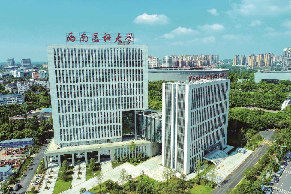 不过,西南医科大学既不在成都,也不在重庆,而是坐落于四川省的地级市