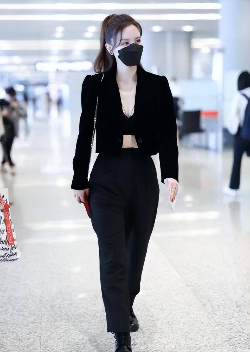 张萌又带火了一种新穿法:"外面去开会,里面去夜店",性感迷人_西装