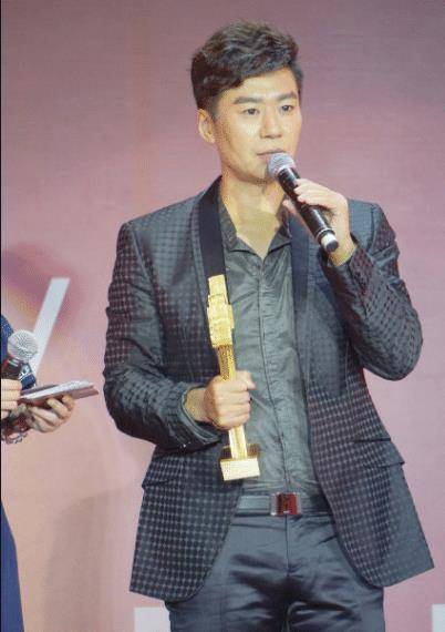 王艳兵在电视剧中是何晨光的对手,戏外的徐佳,与吴京的差距却越来越大