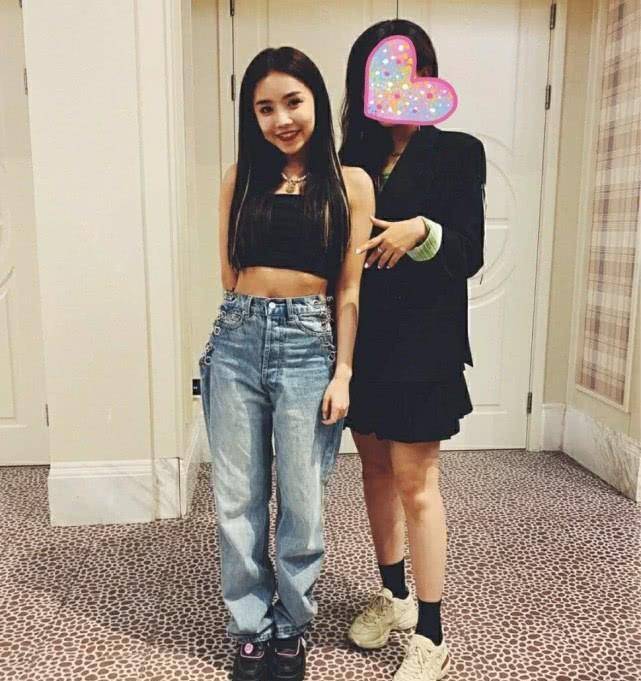 青你2庆功宴the9成员没人告诉虞书欣换常服,jonyj忘开美颜变月球表面