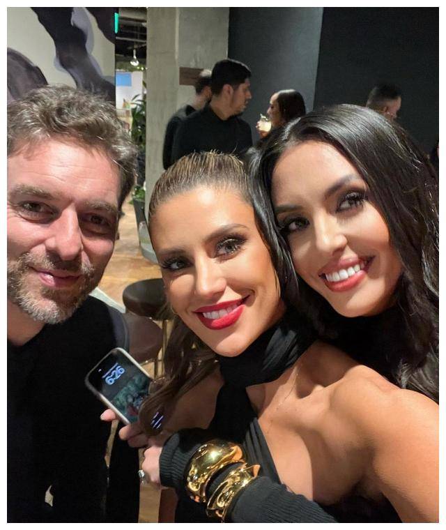 瓦妮莎与加索尔夫妇,雕像前合影!颜值爆表!