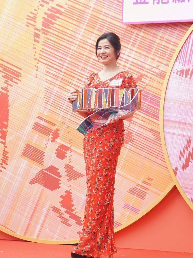 60岁钟楚红美人迟暮,难掩岁月痕迹,气质依旧出众_时尚_女性_钟楚曦