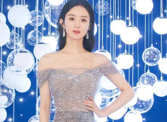 赵丽颖亮相活动,为撑礼服穿10cm高跟,中途伸腿休息疑似脚疼_颖宝_品牌