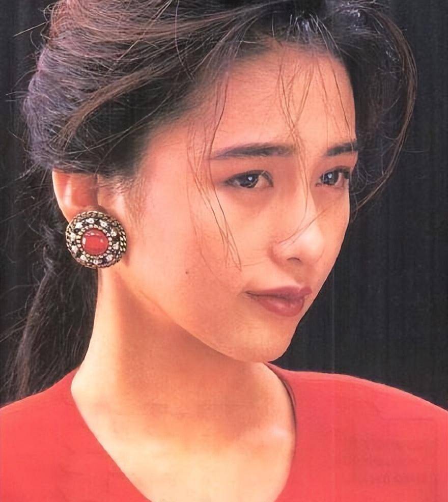别看工藤静香现在年纪大了,年轻时的颜值足以和木村拓哉称为金童玉女