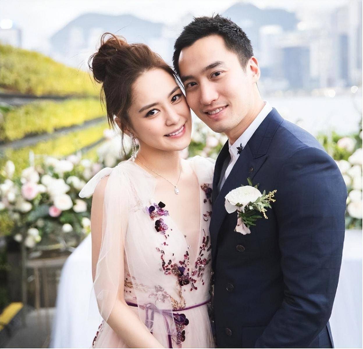 2018年,阿娇和小4岁的医美医生赖弘国通过好友萧亚轩,孙芸芸等人组织