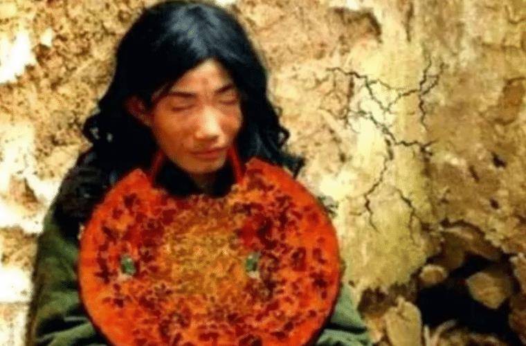 "中国第一懒人"杨锁:烧家具取暖,刨坑上厕所,23岁懒死家中_父母_生活