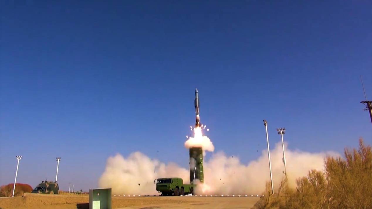 (图为中国火箭军发射导弹的场景)aukus在潜艇合作方面就已经触及了核