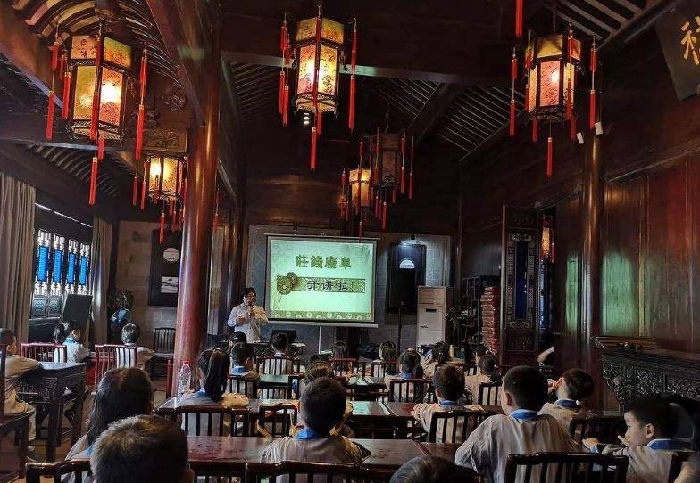 胡雪岩开钱庄的秘诀:开16个账户存20两银子,瑞士银行