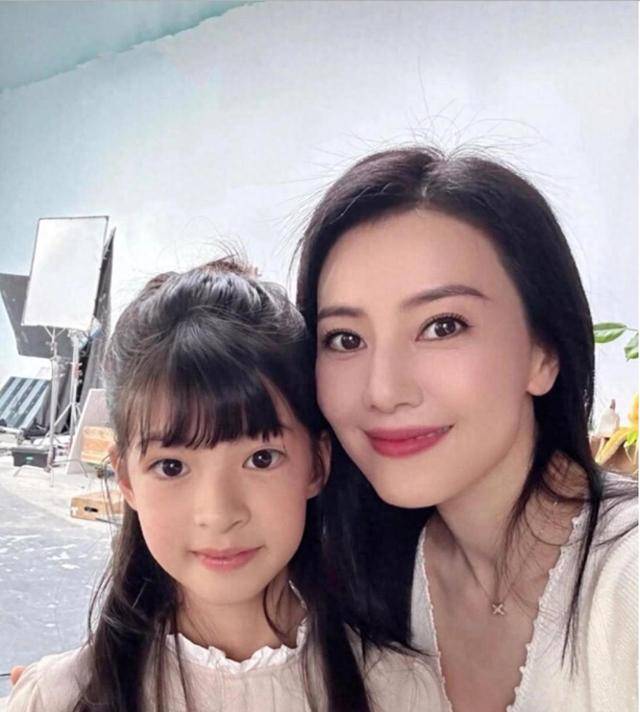 高圆圆台北度假,"母女同框"超养眼,rhea颜值成为焦点_女儿_赵又廷