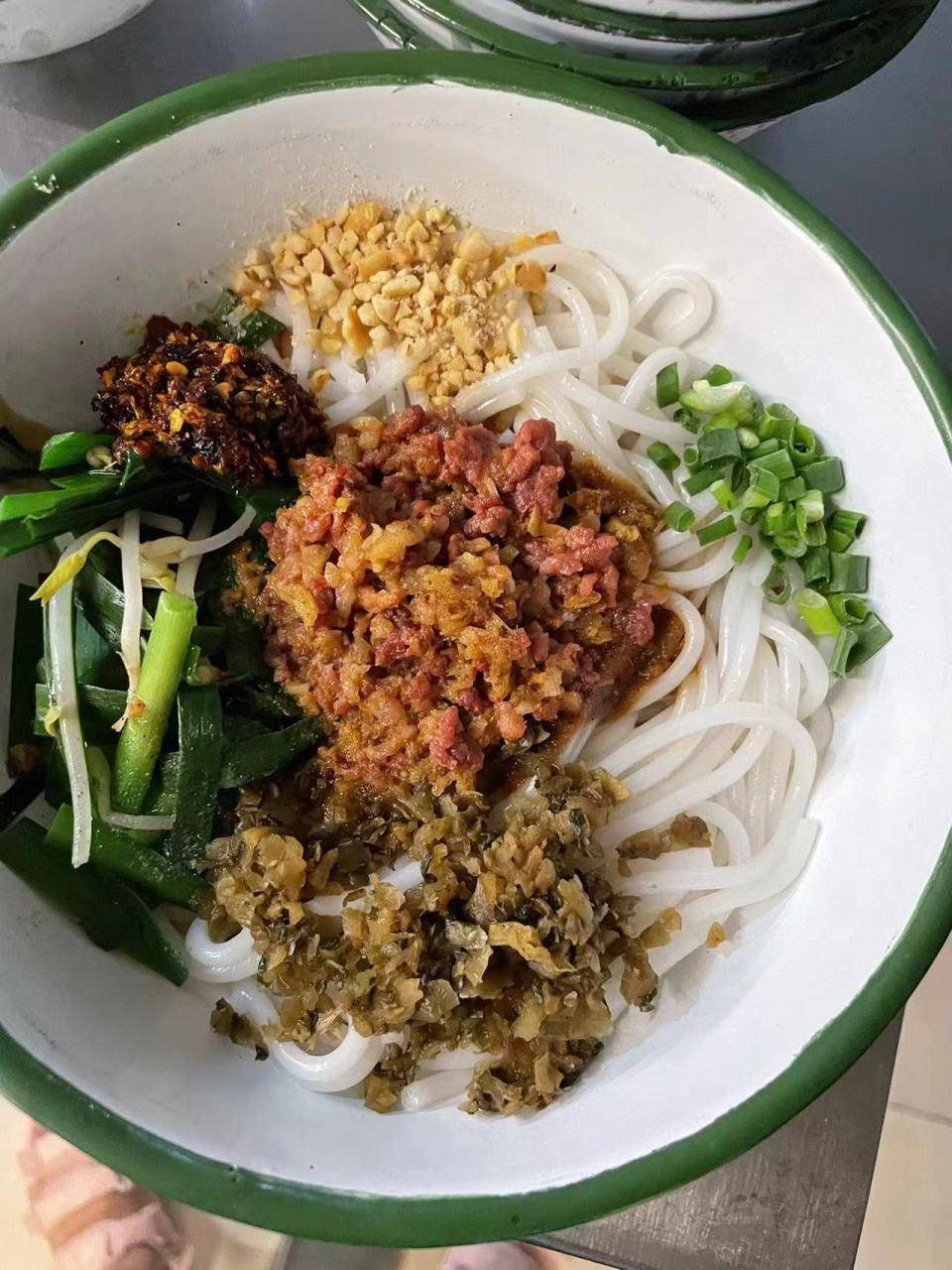 走进店里,点一碗12块的小锅米线,4块的一杯的冰镇玫瑰木瓜水,加起来才