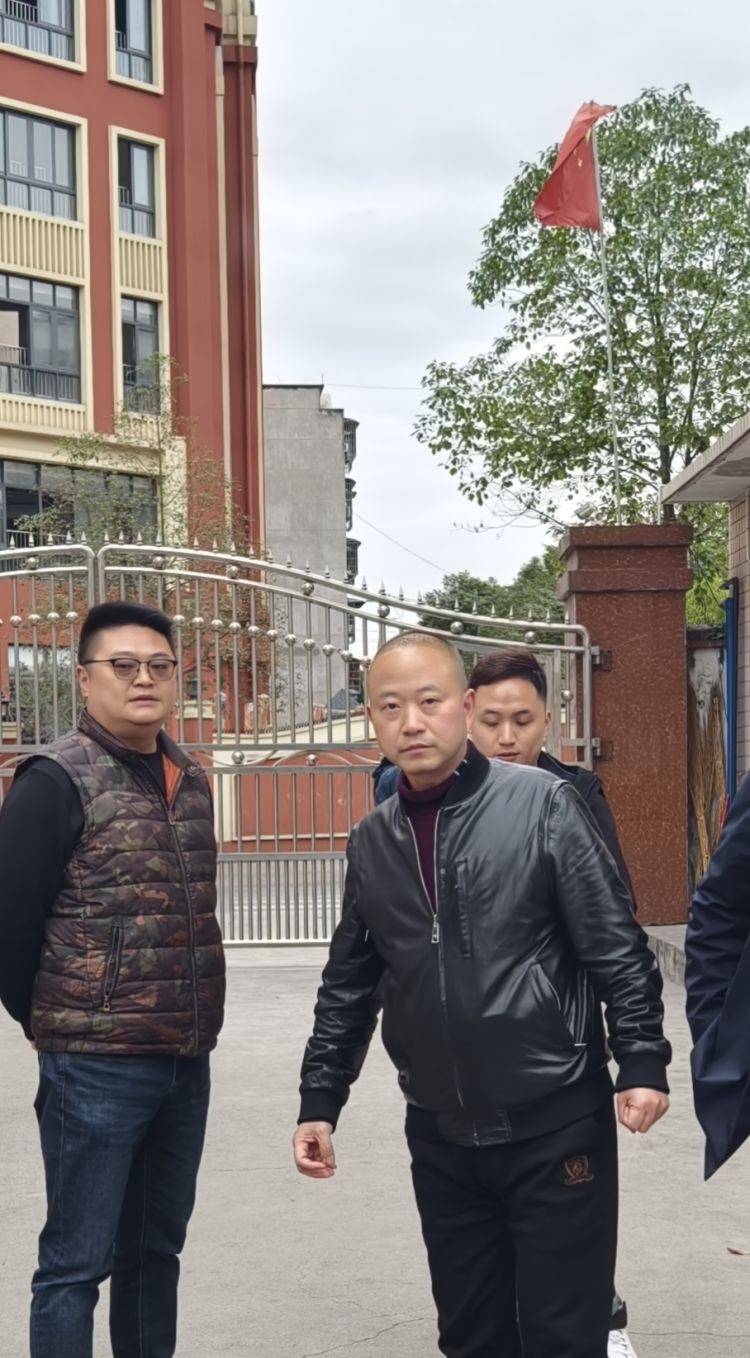 欢迎三小人返校——夹江县漹城三小完善各项开学准备工作_校园_检查