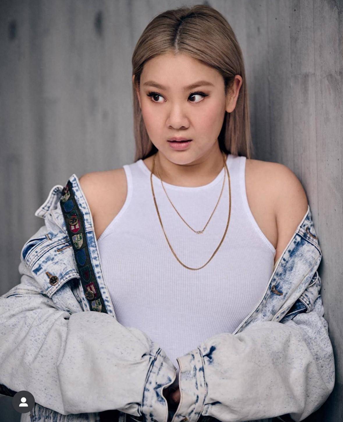 沈殿霞离世16年陈淑芬拜祭,墓前摆满鲜花瓜果,郑欣宜已提前扫墓_母亲