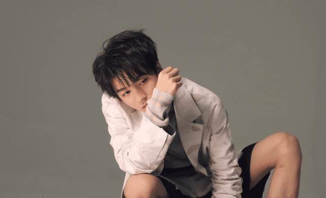 王俊凯梳"鸟窝头"拍大片,发量浓密厚实,脚踝超细还有很多腿毛_镜头