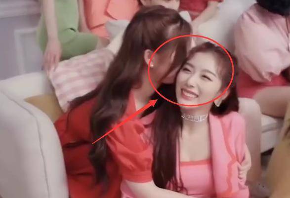 虞书欣大忙人,与队友互动不止,看到跟孔雪儿在干啥,男粉都羡慕了_图片