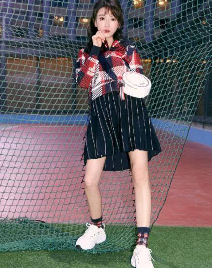 吴谨言在家运动,"芭蕾腿"惊艳了,终于知道88斤瘦子有多灵活_节目_镜头