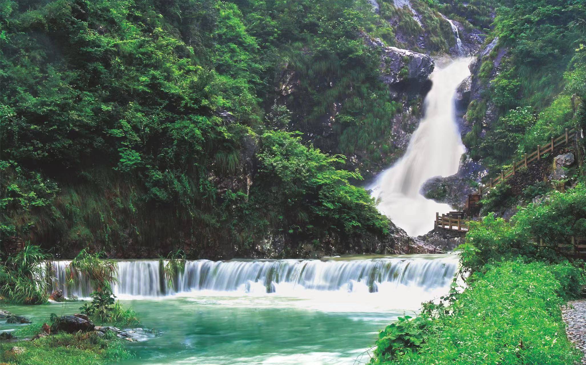 拥有近200个自然,人文景观,含九珠潭,花岩,玉女谷等七大山水型景区