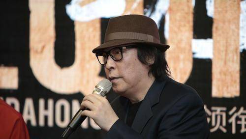 他因长相当了多年"黄金配角",47岁一夜爆红,妻子来头不简单_表演_角色