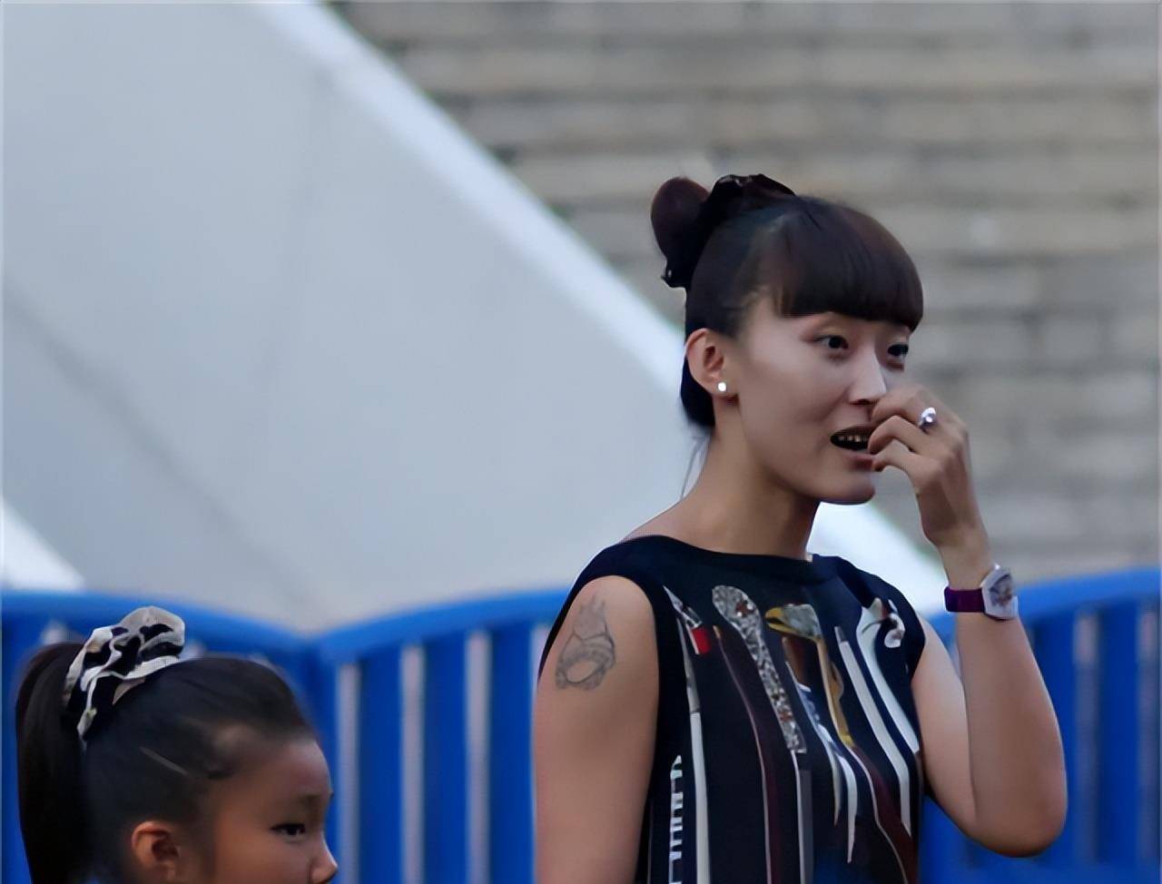 "双冠王"郑智年薪1900万,娶小7岁娇妻,2022年正式退居二线_邵娜