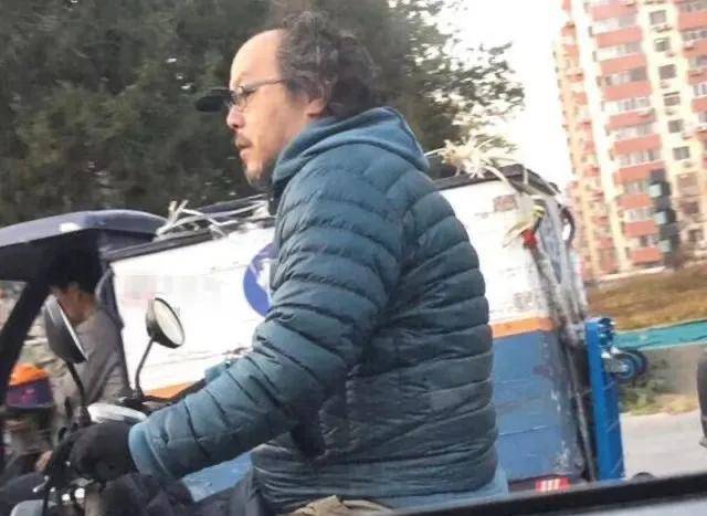 窦唯前半生叱咤乐坛,后半生骑小电驴悠然自得过着普通老百姓日子_音乐