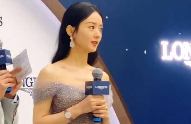 而且赵丽颖特意没有戴项链,最近瘦出直角肩,连锁骨都那么优越,没有