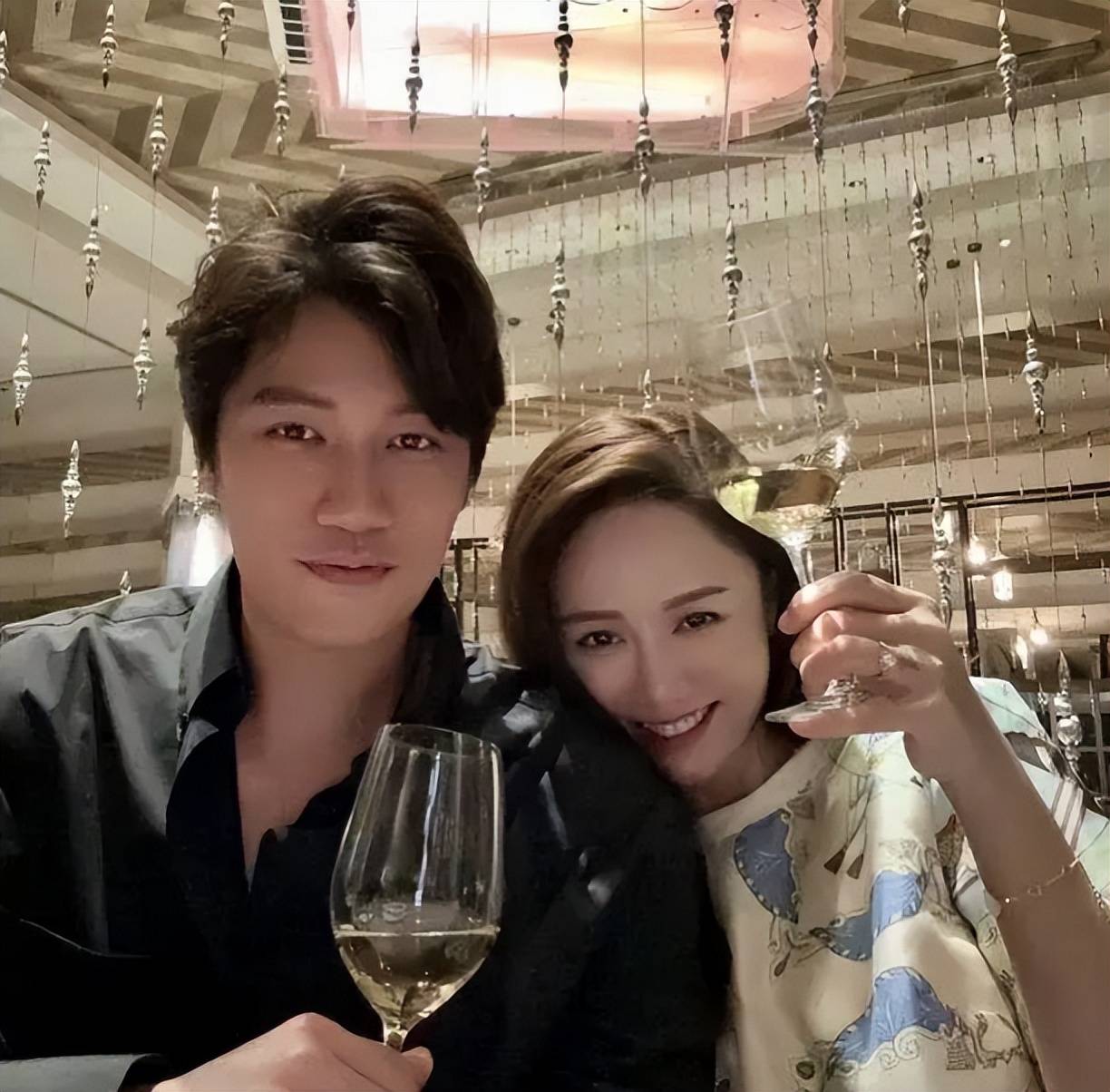 陈乔恩和艾伦重游定情地,两人穿情侣装好般配,结婚2年仍在热恋_爱情