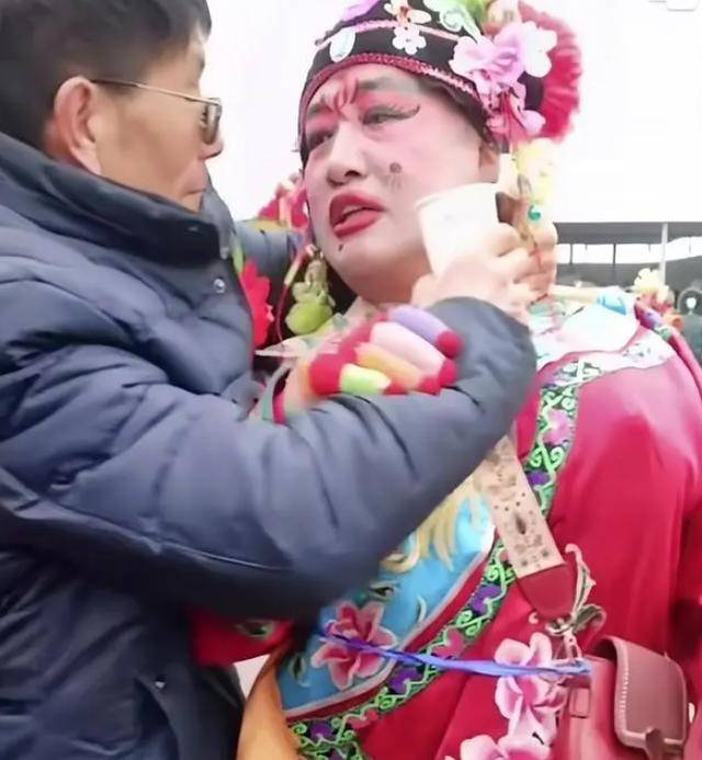 百万网红被人灌酒去世,年仅38岁,现场照片曝光,细节令人愤怒!