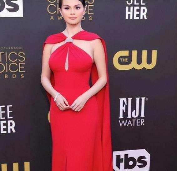 赛琳娜回应身材变化争议!泳装对比照身材不再完美,真实之美.