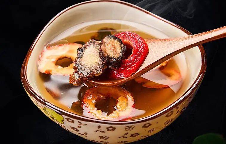 【山楂 丹参】山楂除了新鲜着吃,还可以晒干之后泡水喝,山楂干也特别