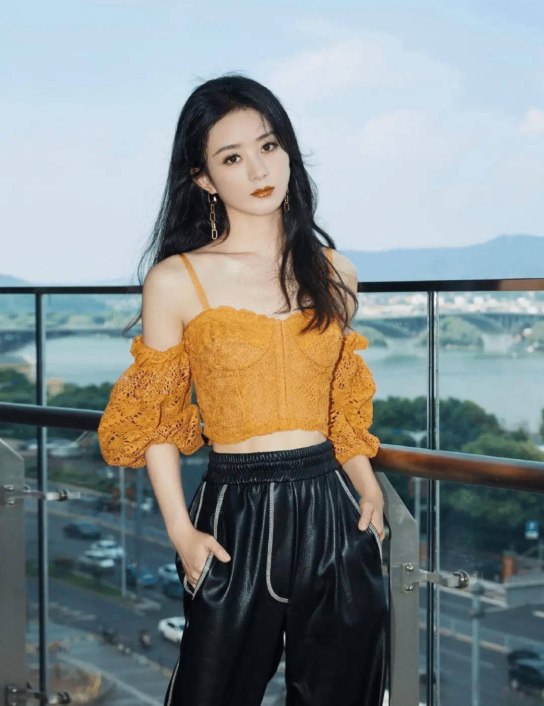 赵丽颖这回真高调,穿黄色连衣裙露小蛮腰,侧边开叉太惊艳了_的设计