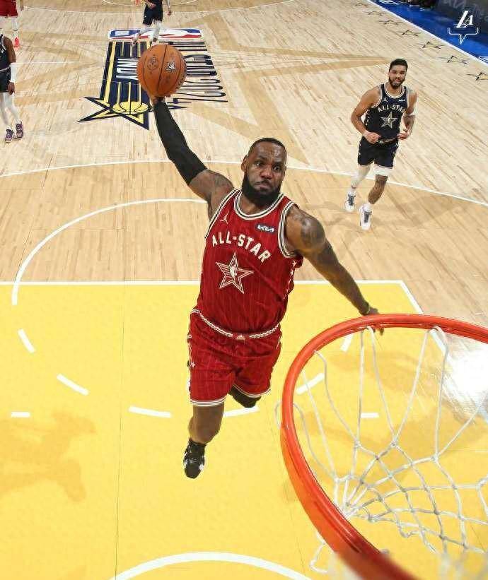 詹姆斯脚踝伤势提前下场,仅出战两节8 4 3_比赛_操作_投射