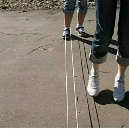 轻松一刻:王太太给她的双胞胎儿子洗完澡后,老二却