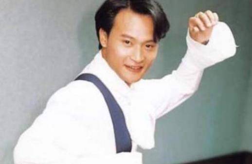 陈志朋出生于1971年,小时候他家里开着唱片行和美容连锁店,所以经济