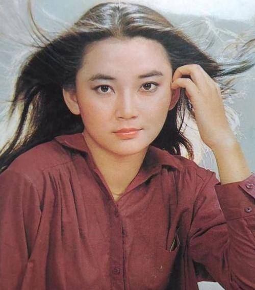 因"霸王花"爆红,却被大火烧毁前程,胡慧中如今怎么样了?