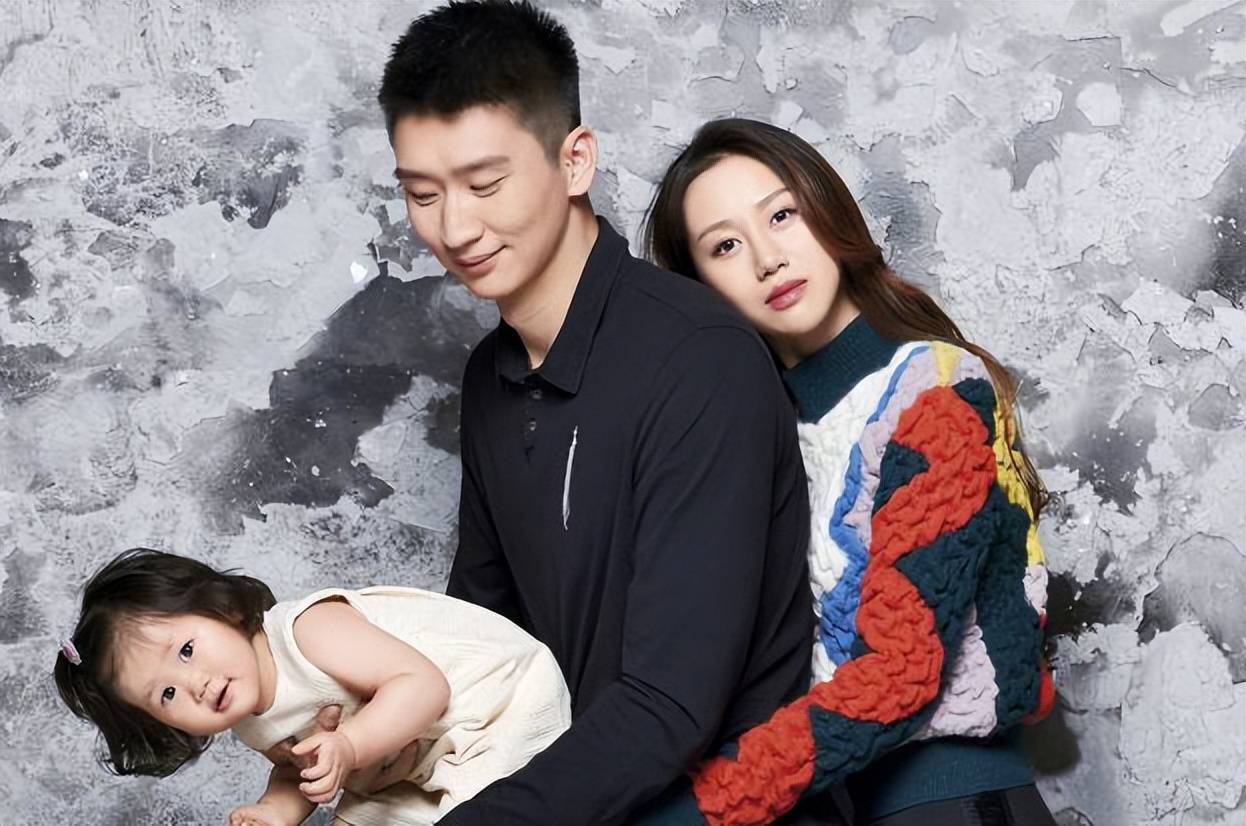 马布里47岁生日聚会孙悦新女友引关注:酷似陈露 大长腿吸睛_照片_美女